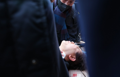 Өмнөд Солонгосын сөрөг хүчний дарга И Жэ Мён халдлагад өртжээ